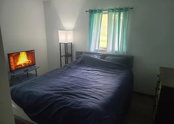 3 Bedroom Near Foundation Park *